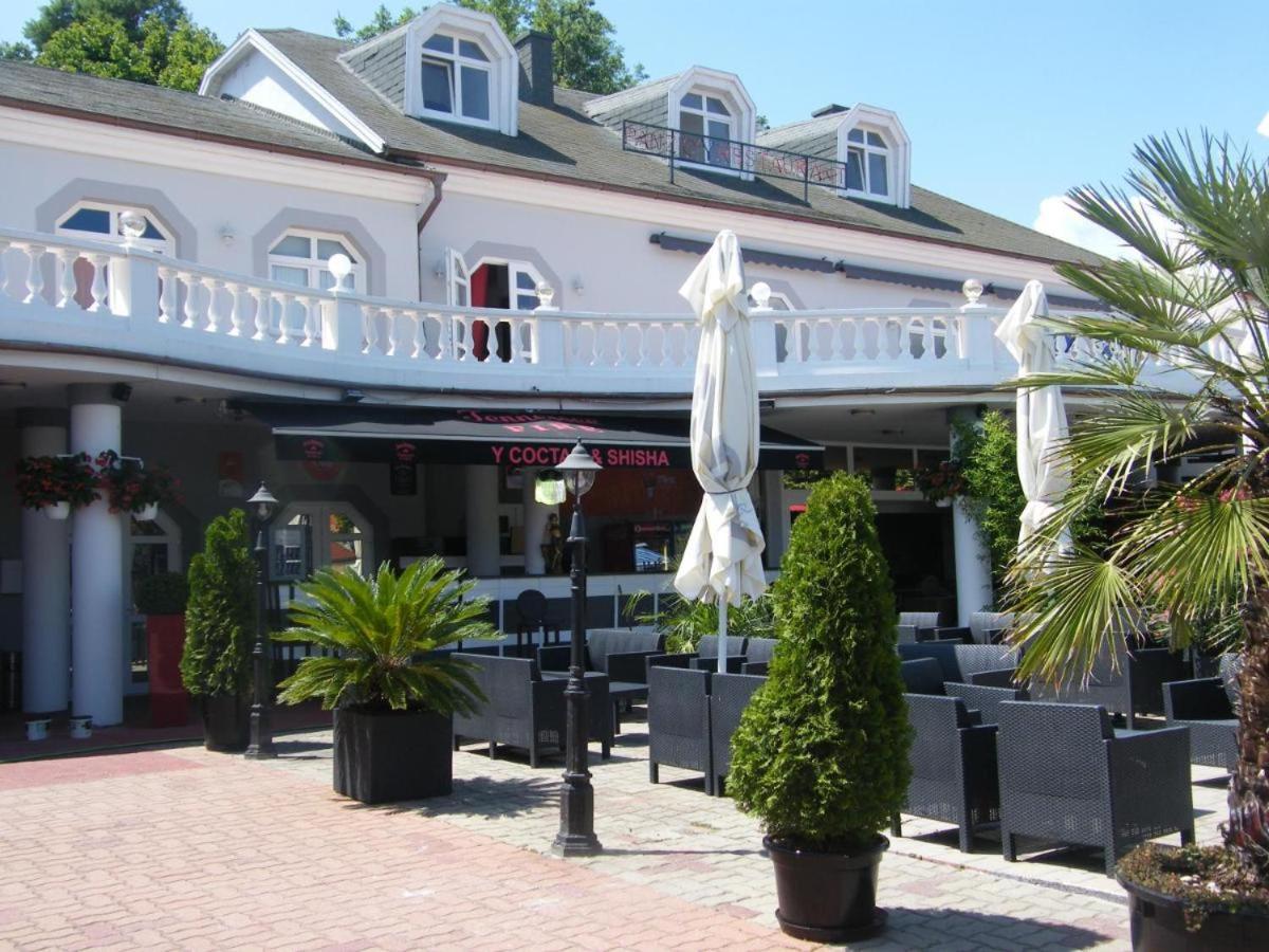 Y Hostel Балатонлеле Екстериор снимка