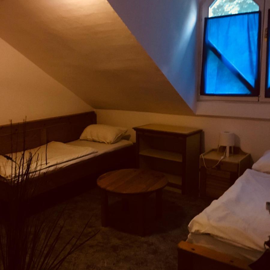 Y Hostel Балатонлеле Екстериор снимка